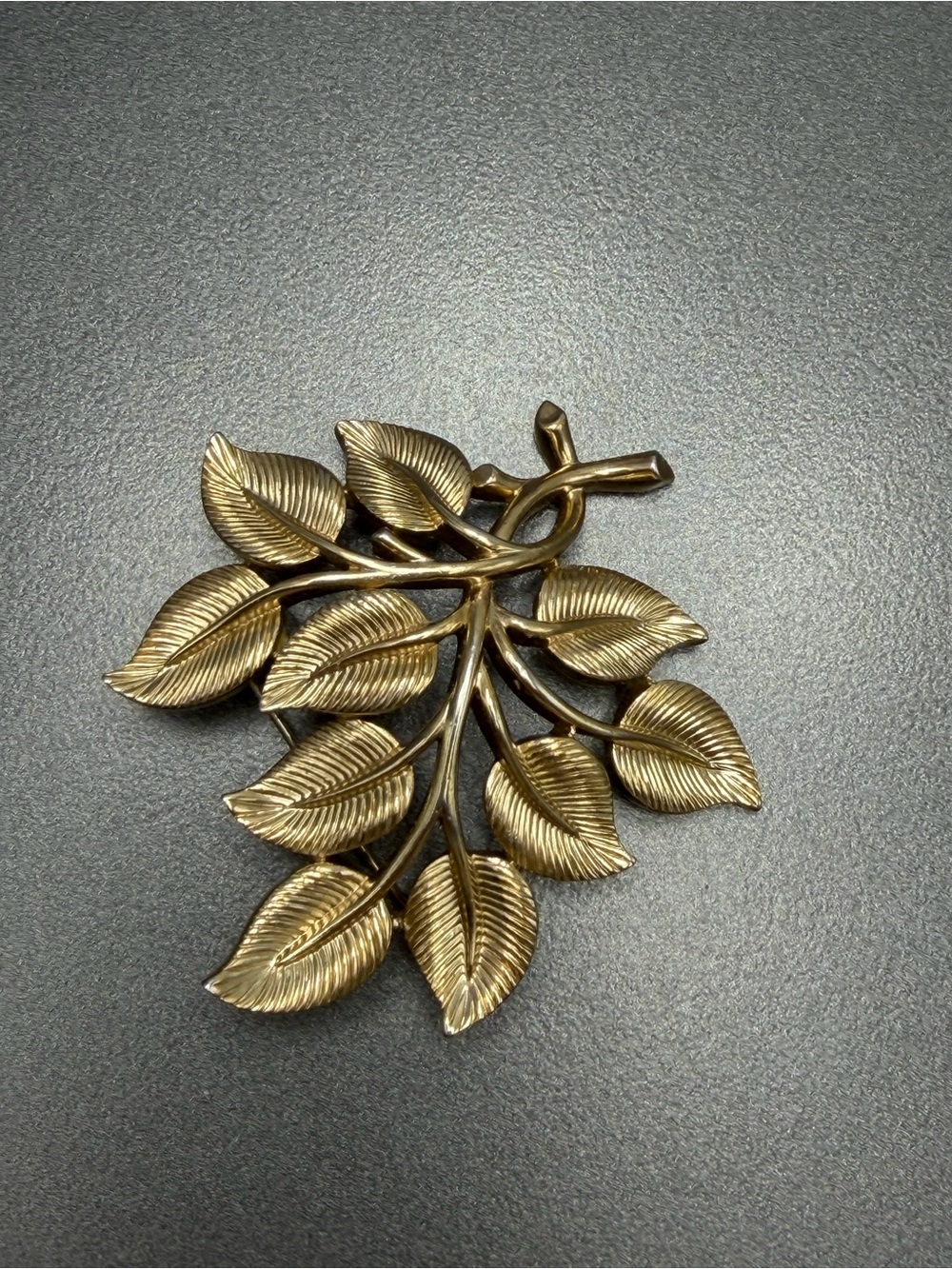 🇨🇦🇨🇦Vintage Trifari Brooch with Leaves